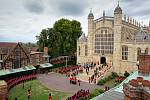Rakev se zesnulou královnou Alžbětou II. je přenášena do Kaple sv. Jiří na hradě Windsor