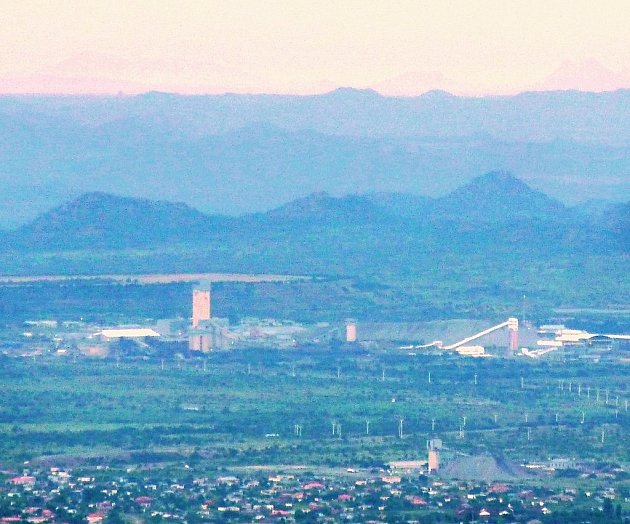 Platinový důl Lonmin východně od Marikany na severozápadě Jižní Afriky, jak je vidět při pohledu ze zhruba 14 kilometrů vzdáleného Dewetsneku. V popředí jsou vidět obce Modderspruit a Bapong