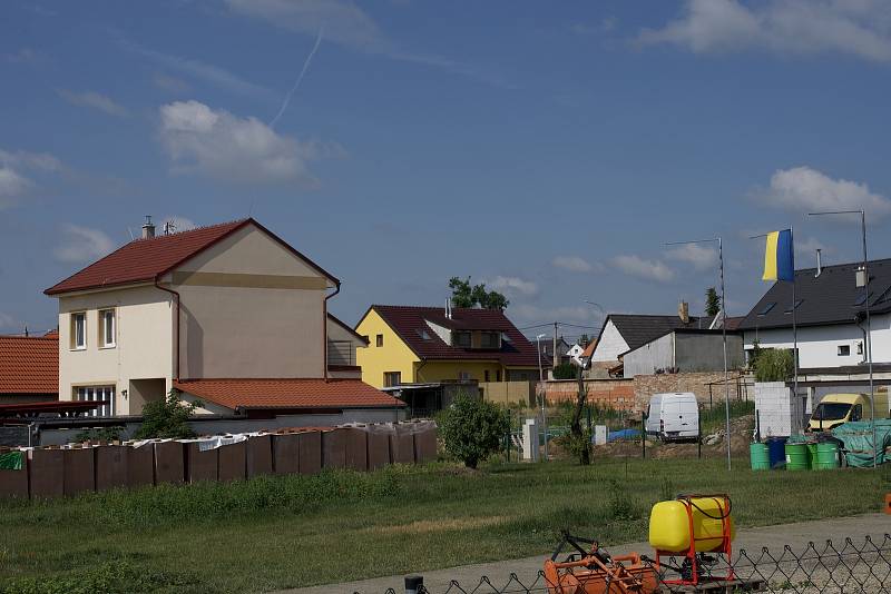 Mikulčice na Hodonínsku rok po řádění tornáda. Vesnice prokoukla, ale stále vypadá jako obří staveniště. Práce je ještě dost.