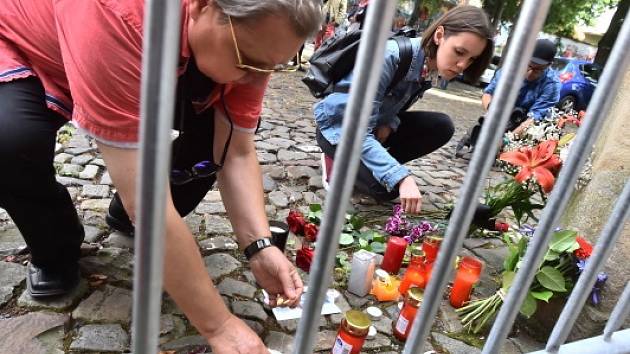 Lidé nosili 15. července před francouzskou ambasádu v Praze květiny a zapalovali svíčky k uctění obětí teroristického útoku v Nice.