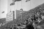 Olympiáda v Berlíně byla silně poznamenaná nacistickou ideologii, hry se odehrávaly doslova pod hákovým křížem, hajlování bylo na denním pořádku.