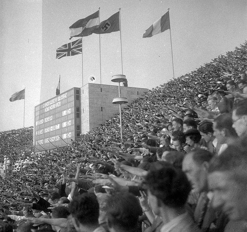 Olympiáda v Berlíně byla silně poznamenaná nacistickou ideologii, hry se odehrávaly doslova pod hákovým křížem, hajlování bylo na denním pořádku.