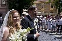 NOVOMANŽELÉ operní pěvkyně Zdenka Belas a Jiří Lobkowicz přijeli 16. června 2012 ze mše v Hoříně do mělnického zámku.