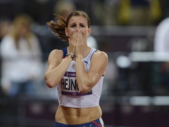 Zuzana Hejnová nevěří vlastním očím, právě získala bronzovou olympijskou medaili.