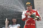 Fernando Alonso oslavuje triumf ve Velké ceně Číny.