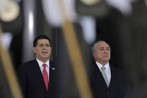 Paraguayský prezident Horacio Cartes (vlevo) po boku prezidenta Brazílie Michela Temera