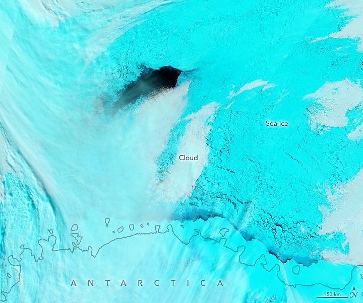 Obří díra, zaznamenaná v září roku 2017 spektroradiometrem Moris umístěným na satelitu NASA