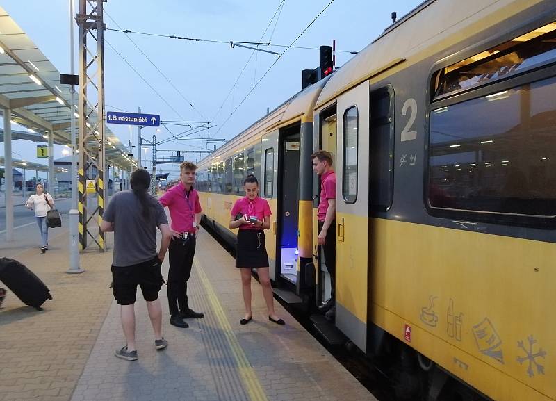 Čeští turisté už ve třetí sezoně vyjeli přímým vlakovým spojením do Chorvatska. První souprava byla vyprodaná. Zastavila i v Rijece. Dopravce RegioJet už na léto prodal zhruba padesát tisíc jízdenek.