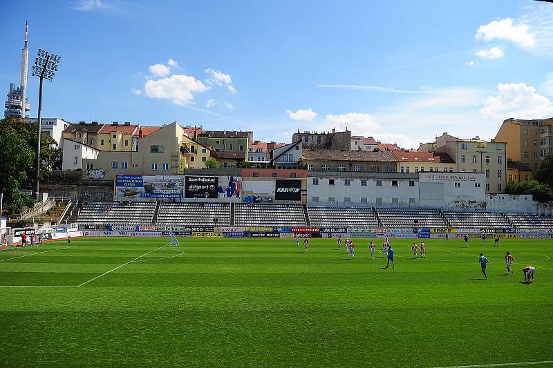 Fotbalové utkání bývalých hráčů FK Viktoria Žižkov a SK Slavia Praha k výročí 115. narozenin klubu Viktorie Žižkov 29. července v Praze. Hráči Žižkova nastupují k zápasu.