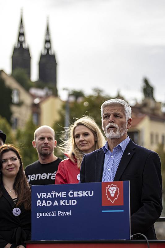 Kandidát na prezidenta Petr Pavel při tiskové konferenci 27. září v Praze představil, že jeho tým nasbíral 55 tisíc podpisů.