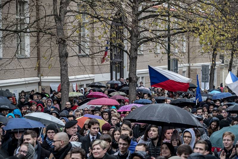 Lidé si přípomínali 17. listopadu v centru Prahy 28. výročí sametové revoluce a následný pád komunismu.
