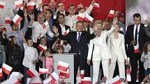 Polský prezident Andrzej Duda a jeho manželka Agata Kornhauserová-Dudová  na setkání s Dudovými příznivci po skončení druhého kola voleb polské hlavy státu 12. července 2020.