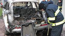 Brněnští hasiči vyjeli v pátek ráno k požáru auta v Lipové ulici. Luxusní Audi Q7 oheň téměř zničil. Škoda na autě je devět set tisíci korun.