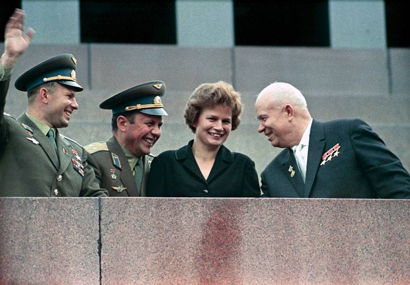 Valentina Tereškovová ve společnosti významných mužů Sovětského svazu. Zcela vlevo první člověk ve vesmíru Jurij Gagarin. Zcela vpravo pak sovětský prezident Nikita Chruščov.