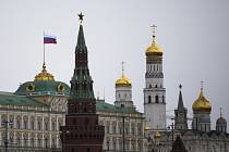 Ruská vlajka na střeše prezidentského paláce v moskevském Kremlu