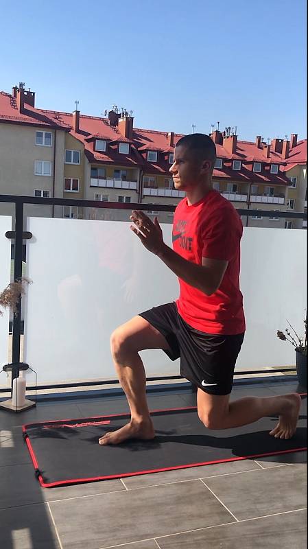 Náchodský fotbalista Petr Schwarz, který působí v polské nejvyšší soutěži, cvičí pro čtenáře Deníku.