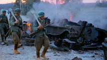 V roce 1944 se obnovily boje mezi Sovětským svazem a Finskem. Zde finští tankoborníci s německými pancéřovkami Panzerfaust míjí zničený tank T-34