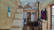 Od maringotky se tiny house odlišuje tím, že má ještě spací loft nahoře