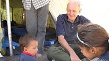 Obětí únosu členů křesťanské organizace CPT se stal Tom Fox (na snímku s dětmi), jehož zabil zřejmě šéf irácké Al-Káidy