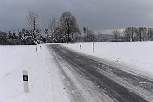 Namrzlá silnice. Ilustrační snímek