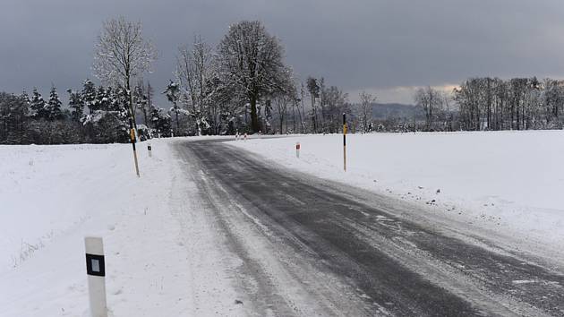 Namrzlá silnice. Ilustrační snímek