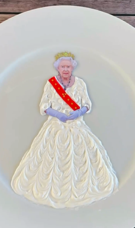 Krásné šaty s šerpou, rukavicemi a korunou oblékla královně Alžbětě II.