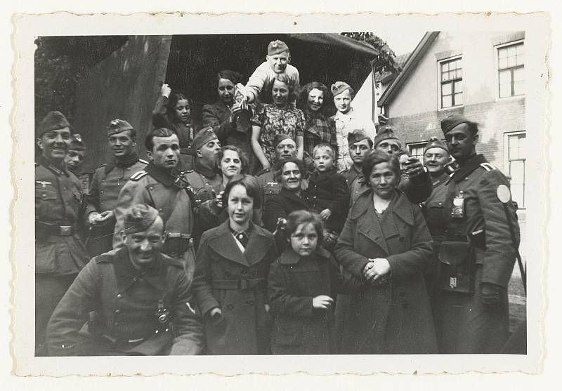 Vojáci německého wehrmachtu s nizozemskými civilisty během druhé světové války
