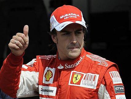 Fernando Alonso oslavuje německé vítězství.