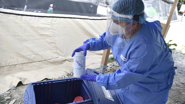 Zdravotnice ukládá do boxu vzorky k otestování na nemoc covid-19 14. srpna 2020 v areálu Fakultní nemocnice Brno.