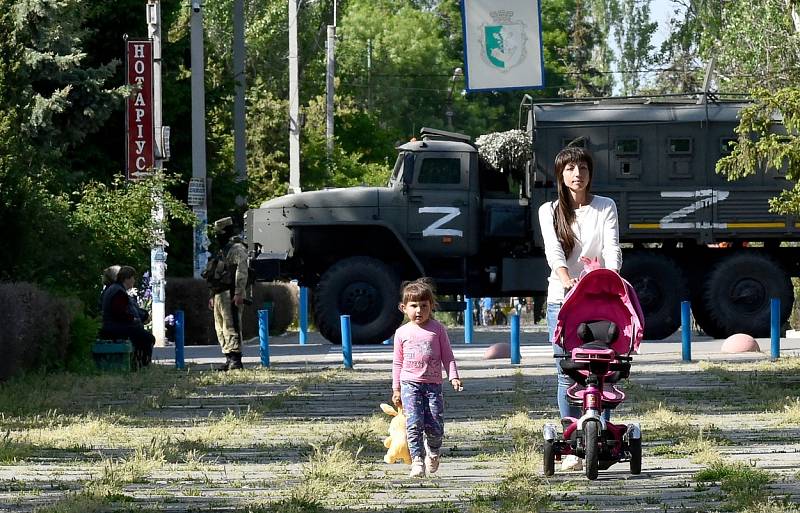 Zdánlivě idylický život v okupované Chersonské oblasti na snímku, který v červnu zveřejnila ruská armáda. Svědectví vězněných Ukrajinců ale hovoří jinak