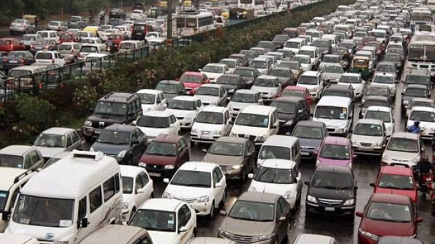 V Dillí a dalších městech nefungovaly semafory, což ochromilo dopravu