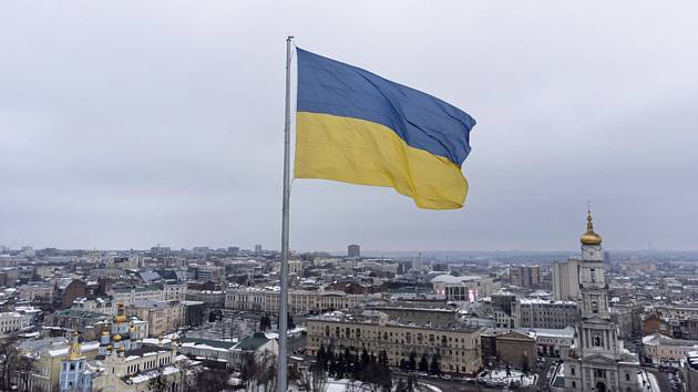 Ukrajinská vlajka nad Charkovem.