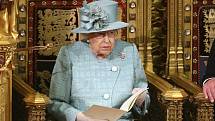 Britská královna Alžběta II. dnes zahájila nové zasedací období parlamentu přednesem legislativního programu vlády