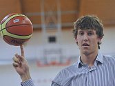 Basketbalista Jan Veselý žongluje s míčem při setkání s novináři.