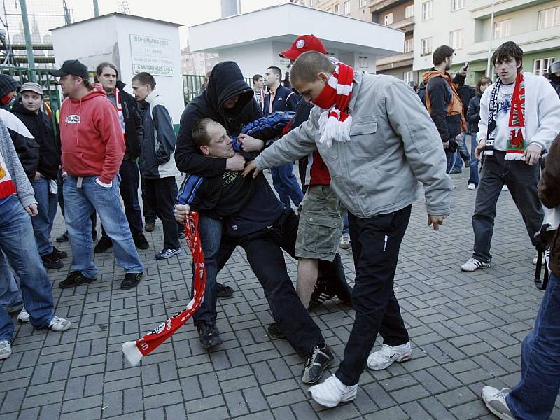 Fanoušci Brna pacifikují svého kolegu po fotbalovém utkání mezi Brnem a pražskými Bohemians 