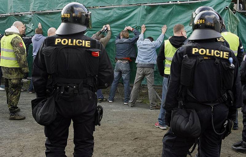 Pořadatelská služba za asistence policie musela zakročit proti fanouškům Brna, kteří zapálili dýmovnici na stadionu pražských Bohemians