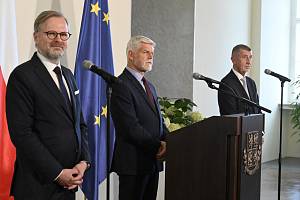 Premiér Petr Fiala, prezident Petr Pavel a předseda hnutí ANO Andrej Babiš na briefingu po setkání na Pražském hradě