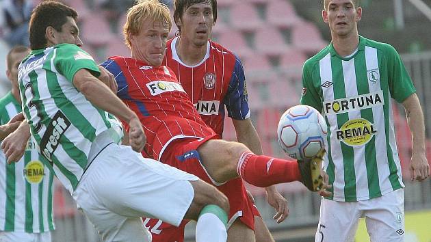 Kapitán Brna Richard Dostálek (uprostřed) se snaží prosadit mezi hráči Bohemians 1905.