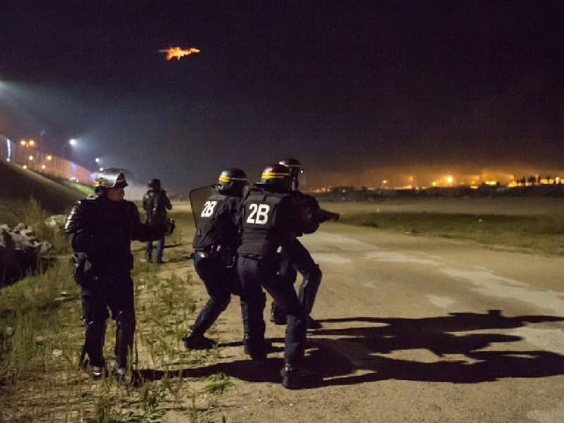 Uprchlíci z tábora u Calais se v noci na dnešek střetli s pořádkovými silami v sérii potyček, během kterých na policisty házeli lahve a kameny.