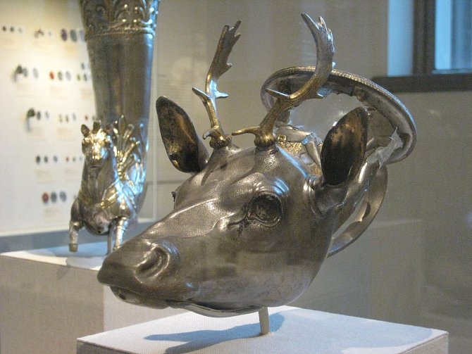 Ceremoniální nádoba Rhyton představující jelení hlavu. Pochází z Řecka z roku 400 let před naším letopočtem