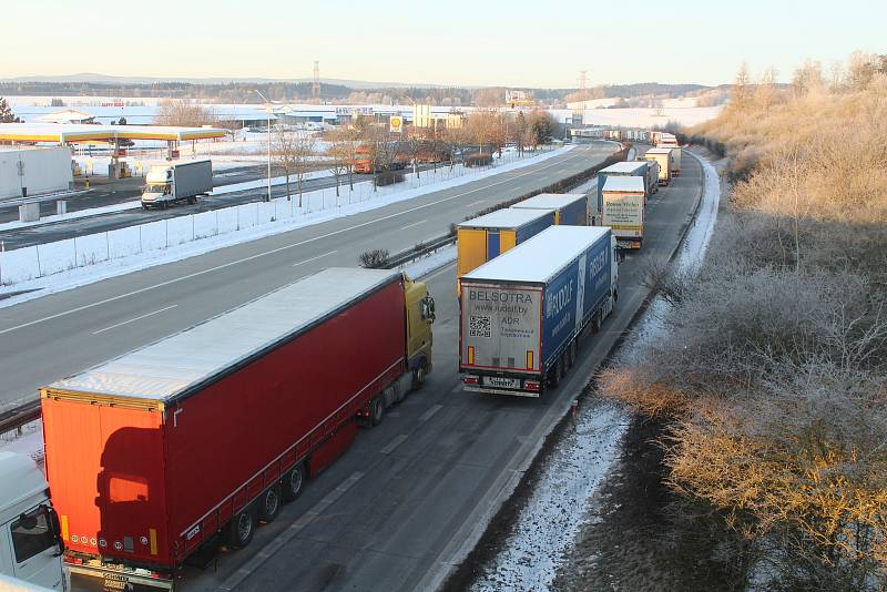 Stovky kamionů stály v pondělí ráno v koloně na dálnici D5 ve směru na Německo. Snímky jsou z nadjezdu ve Svaté Kateřině, zhruba pět kilometrů před hranicí s Německem