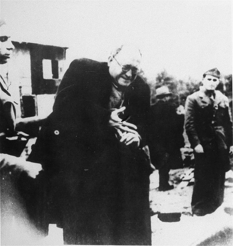  Židovský vězeň Teodore Grunfeld, průmyslník ze Záhřebu, po příjezdu do tábora Jasenovac. V roce 1942 byl v táboře zavražděn