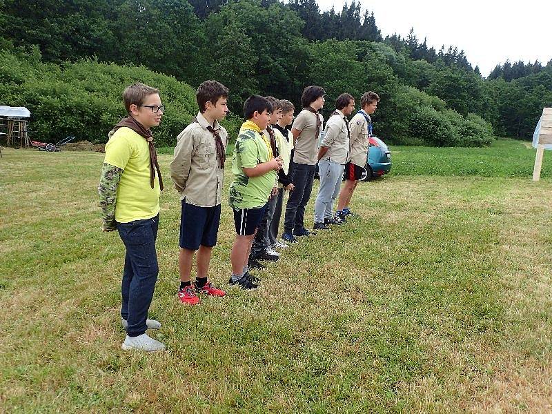 Tábor skautů z Nejdku. Sami si postaví stany, sami si vaří a podnikají dobrodružné výpravy