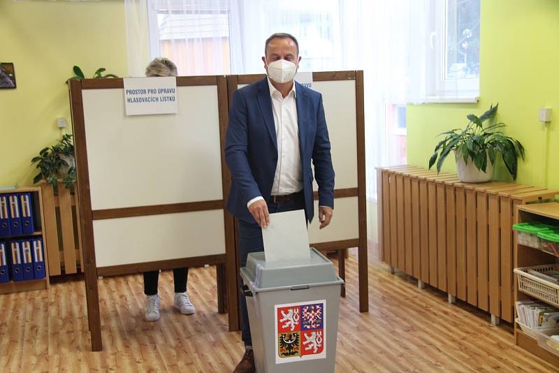 Lídr koalice SPOLU pro jižní Čechy Jan Bauer odevzdal svůj hlas v pátek 8. října v pět hodin odpoledne v MŠ Česká v Prachaticích.