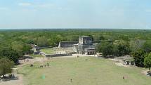 Pohled z pyramidy El Castillo na Velké hřiště na tlachtli v Chichén Itzá