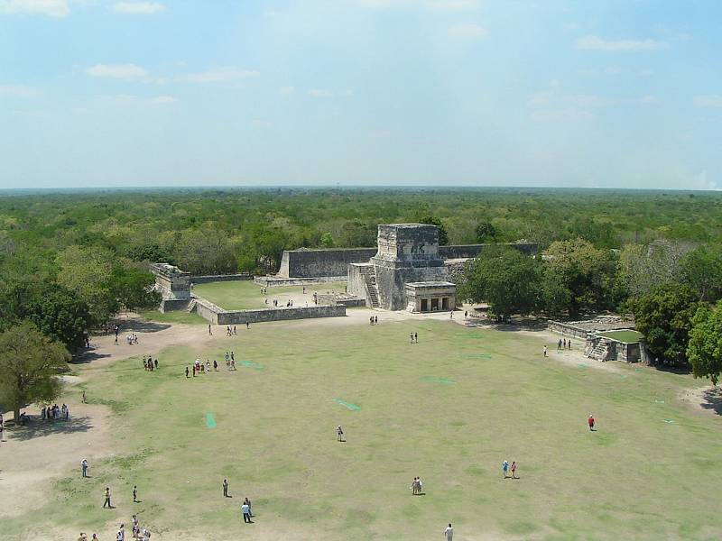 Pohled z pyramidy El Castillo na Velké hřiště na tlachtli v Chichén Itzá