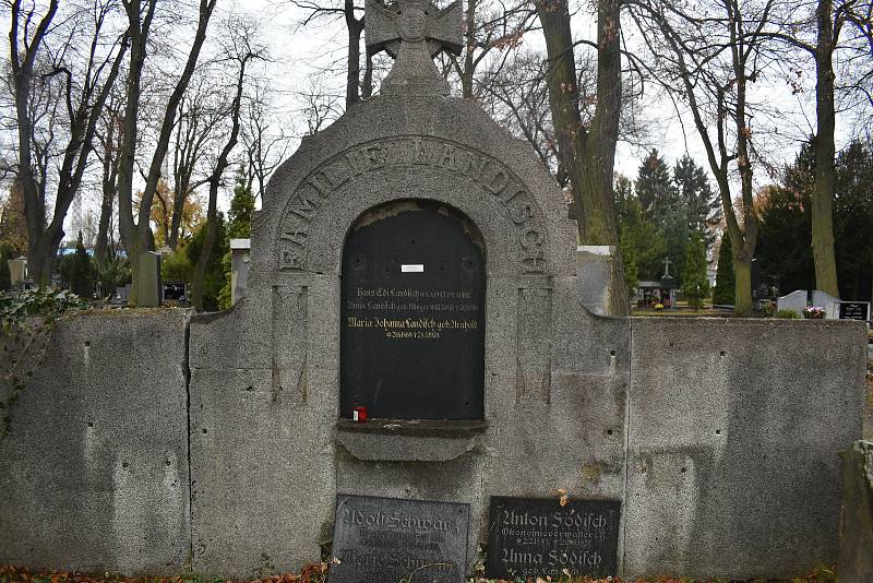 Hroby z 19. století z chomutovského hřbitova mizí. Rychle je nahrazují nové moderní náhrobky.