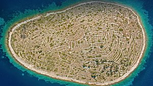 Ostrov Bavljenac vypadá z leteckého pohledu jako otisk palce.