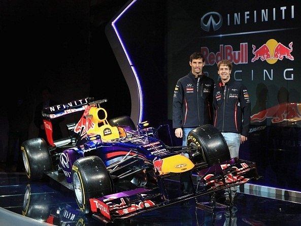Mark Webber (vlevo) a Sebastian Vettel dostali od vedení Red Bullu nový dárek - zbrusu nový monopost F1.