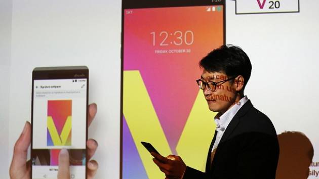 Jihokorejský výrobce elektroniky LG Electronics dnes představil nový chytrý telefon V20, který bude na trhu soupeřit například s přístroji iPhone amerického konkurenta Apple. 